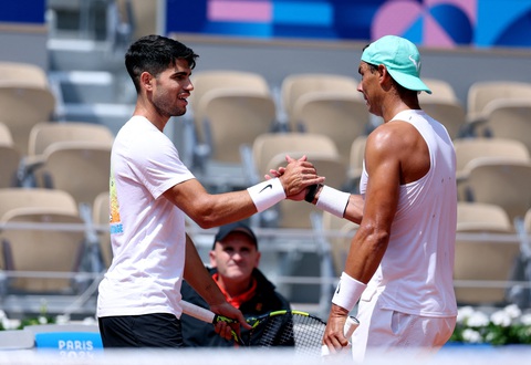 Nadal có thể bỏ đấu đơn nam Olympic Paris 2024- Ảnh 3. Nadal (phải) cùng Alcaraz đại diện cho Tây Ban Nha tham dự đôi nam - Ảnh: REUTERS