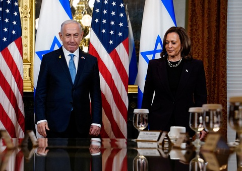 Tin tức thế giới 26-7: Tìm thấy xác 5 con tin Israel; Bà Harris được khen giỏi về an ninh quốc gia- Ảnh 1. Phó tổng thống Mỹ Kamala Harris gặp Thủ tướng Israel Benjamin Netanyahu tại Nhà Trắng ngày 25-7 - Ảnh: REUTERS
