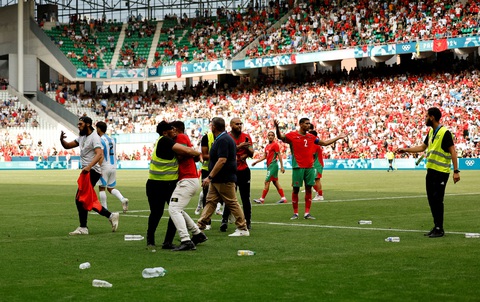 Sau sự cố trận Argentina - Morocco: Olympic 2024 hứa tăng cường an ninh tốt hơn- Ảnh 2. Các CĐV ném chai nước và lao xuống sân khiến trận đấu bị tạm hoãn - Ảnh: REUTERS