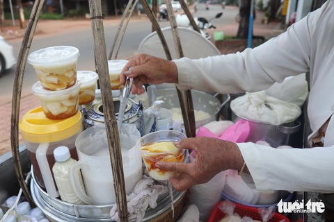 Cô Năm luôn chuẩn bị kỹ càng mọi nguyên liệu để cho ra đời những mẻ tàu hủ Cụ bà 70 tuổi bán tàu hủ nuôi con ăn học thành tài- Ảnh 5.
