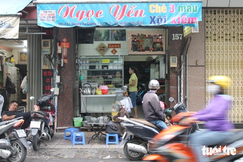 Độc đáo hương vị xôi xiêm bán hơn 40 năm ở khu Chợ Lớn- Ảnh 5. Thoạt nhìn có vẻ không nổi bật, quán Ngọc Yến bán được hơn 40 năm tại Chợ Lớn, những hôm khách đông ngồi kín cả vỉa hè đối diện - Ảnh: TÔ CƯỜNG