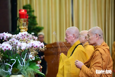 Trưởng lão hòa thượng Thích Trí Quảng, Viên Minh, Thích Minh Thông thực hiện nghi thức dâng hương tưởng niệm - Ảnh: DUYÊN PHAN Trưởng lão hòa thượng Thích Trí Quảng, Viên Minh, Thích Minh Thông thực hiện nghi thức dâng hương tưởng niệm - Ảnh: DUYÊN PHAN