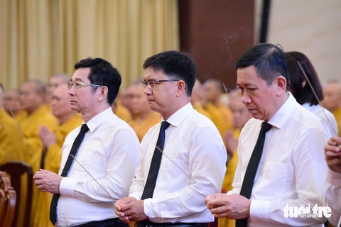 Lãnh đạo TP.HCM thắp hương tưởng nhớ - Ảnh: DUYÊN PHAN Lãnh đạo TP.HCM thắp hương tưởng nhớ - Ảnh: DUYÊN PHAN