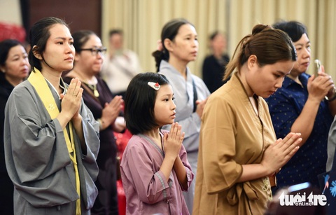 Nhiều phật tử đến từ sáng sớm để dự lễ tưởng niệm - Ảnh: DUYÊN PHAN Nhiều Phật tử đến từ sáng sớm để dự lễ tưởng niệm - Ảnh: DUYÊN PHAN