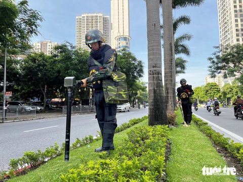 Nghĩa trang Mai Dịch trước giờ an táng Tổng Bí thư Nguyễn Phú Trọng- Ảnh 6. Lực lượng công binh tiến hành kiểm tra trên tuyến đường, đảm bảo an toàn tuyệt đối cho lễ an táng Tổng Bí thư Nguyễn Phú Trọng - Ảnh: NAM TRẦN