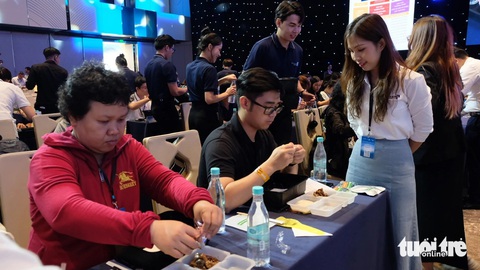 Masan thu chục ngàn tỉ từ bán thực phẩm và trà sữa- Ảnh 1. Cổ đông Masan ăn cơm tự chín tại đại hội đồng thường niên 2024 - Ảnh: BÔNG MAI