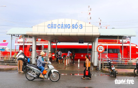 Tàu cao tốc đi Phú Quốc gặp sự cố sau 30 phút khởi hành, phải quay ngược vào bờ- Ảnh 1. Tàu cao tốc Phú Quốc Express neo đậu tại bến tàu TP Rạch Giá (Kiên Giang) - Ảnh: CHÍ CÔNG