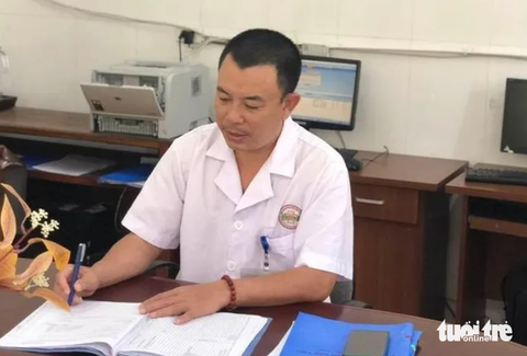 Giây phút bác sĩ Nhân Hậu cứu sống bé trai 2 tuổi ngừng thở- Ảnh 2. Bác sĩ Phan Nhân Hậu làm việc tại đơn vị - Ảnh: VŨ ĐỒNG