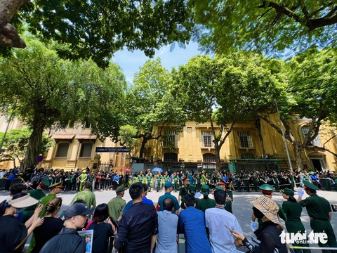 Dọc hai bên đường Lê Thánh Tông, háng nghìn người dân đứng chờ tiễn biệt Tổng Bí thư Nguyễn Phú Trọng - Ảnh: DANH TRỌNG Dòng người đội nắng tiễn Tổng Bí thư Nguyễn Phú Trọng về nơi an nghỉ cuối cùng- Ảnh 3.