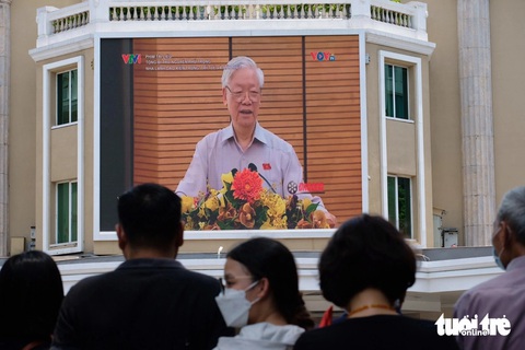 Dòng người đội nắng tiễn Tổng Bí thư Nguyễn Phú Trọng về nơi an nghỉ cuối cùng- Ảnh 4. Dòng người đội nắng tiễn Tổng Bí thư Nguyễn Phú Trọng về nơi an nghỉ cuối cùng- Ảnh 4.