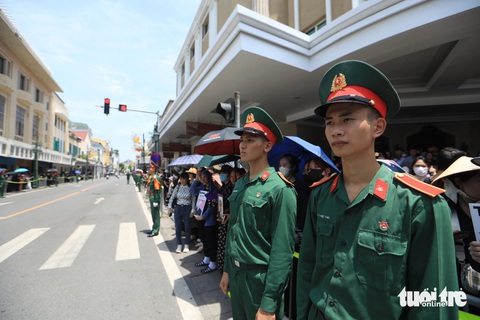 Dòng người đội nắng tiễn Tổng Bí thư Nguyễn Phú Trọng về nơi an nghỉ cuối cùng- Ảnh 7. Dòng người đội nắng tiễn Tổng Bí thư Nguyễn Phú Trọng về nơi an nghỉ cuối cùng- Ảnh 7.