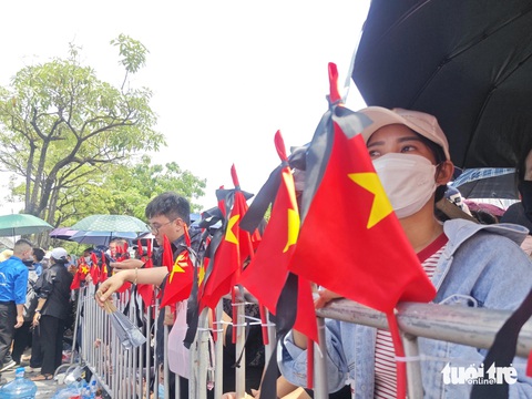 Dòng người đội nắng tiễn Tổng Bí thư Nguyễn Phú Trọng về nơi an nghỉ cuối cùng- Ảnh 9. Dòng người đội nắng tiễn Tổng Bí thư Nguyễn Phú Trọng về nơi an nghỉ cuối cùng- Ảnh 9.