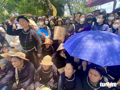 Dòng người đội nắng tiễn Tổng Bí thư Nguyễn Phú Trọng về nơi an nghỉ cuối cùng- Ảnh 10. Dòng người đội nắng tiễn Tổng Bí thư Nguyễn Phú Trọng về nơi an nghỉ cuối cùng- Ảnh 10.
