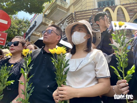 Dòng người đội nắng tiễn Tổng Bí thư Nguyễn Phú Trọng về nơi an nghỉ cuối cùng- Ảnh 11. Dòng người đội nắng tiễn Tổng Bí thư Nguyễn Phú Trọng về nơi an nghỉ cuối cùng- Ảnh 11.