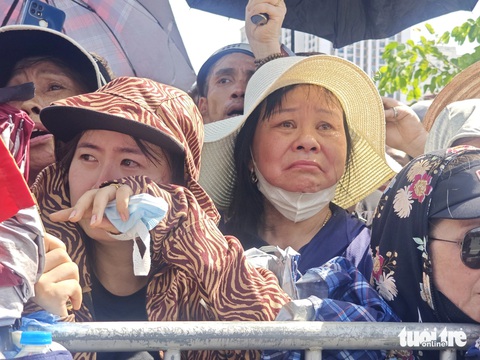 Dòng người đội nắng tiễn Tổng Bí thư Nguyễn Phú Trọng về nơi an nghỉ cuối cùng- Ảnh 16. Nhiều người dân bật khóc khi đoàn xe chở linh cữu Tổng Bí thư Nguyễn Phú Trọng đi qua - Ảnh: D.LIỄU