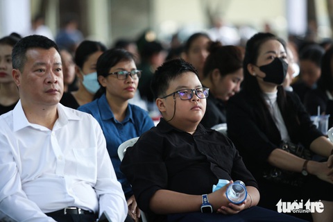 Mượn áo đen của ngoại, cậu bé 12 tuổi đến viếng Tổng Bí thư Nguyễn Phú Trọng tại TP.HCM- Ảnh 1. Em Lê Trần Hải Long (12 tuổi) một mình đến lễ viếng Tổng Bí thư Nguyễn Phú Trọng - Ảnh: PHƯƠNG QUYÊN
