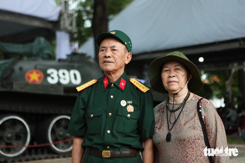 Mượn áo đen của ngoại, cậu bé 12 tuổi đến viếng Tổng Bí thư Nguyễn Phú Trọng tại TP.HCM- Ảnh 2. Vợ chồng ông Nguyễn Tống Đồn (79 tuổi) và bà Trần Thị Liên (75 tuổi) dắt tay nhau đến Hội trường Thống Nhất để dự lễ viếng Tổng bí thư - Ảnh: PHƯƠNG QUYÊN
