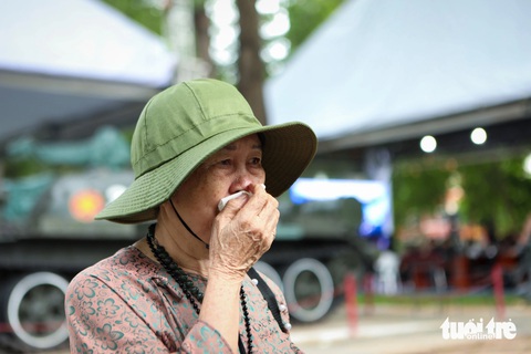 Mượn áo đen của ngoại, cậu bé 12 tuổi đến viếng Tổng Bí thư Nguyễn Phú Trọng tại TP.HCM- Ảnh 3. Bà Trần Thị Liên xúc động rơi nước mắt khi nhắc đến công lao của Tổng Bí thư Nguyễn Phú Trọng - Ảnh: PHƯƠNG QUYÊN