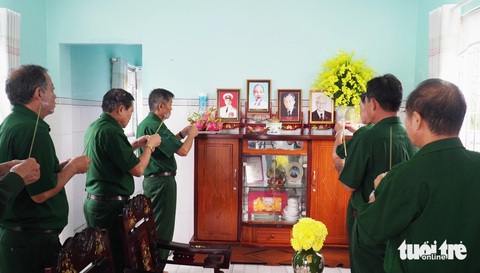 Mượn áo đen của ngoại, cậu bé 12 tuổi đến viếng Tổng Bí thư Nguyễn Phú Trọng tại TP.HCM- Ảnh 6. Các cựu chiến binh phường 9, TP Cà Mau lập bàn thờ và thắp hương tưởng nhớ Tổng Bí thư - Ảnh: THANH HUYỀN