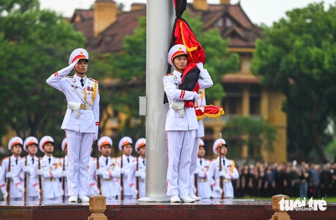 Những khoảnh khắc nghẹn lòng trong lễ Quốc tang Tổng Bí thư Nguyễn Phú Trọng- Ảnh 1. Đúng 6h sáng 25-7, nghi lễ thượng cờ rủ diễn ra tại Quảng trường Ba Đình, Hà Nội. Tối 25-7, không có lễ hạ cờ như thường lệ, mà lá cờ rủ sẽ được treo liên tục trong hai ngày Quốc tang 25 và 26-7 để tưởng nhớ Tổng Bí thư Nguyễn Phú Trọng - Ảnh: HỒNG QUANG