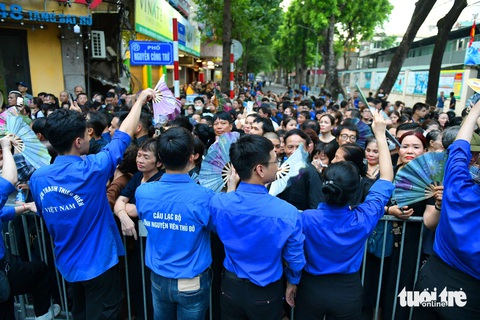 Những khoảnh khắc nghẹn lòng trong lễ Quốc tang Tổng Bí thư Nguyễn Phú Trọng- Ảnh 11. Những khoảnh khắc nghẹn lòng trong lễ Quốc tang Tổng Bí thư Nguyễn Phú Trọng- Ảnh 11.
