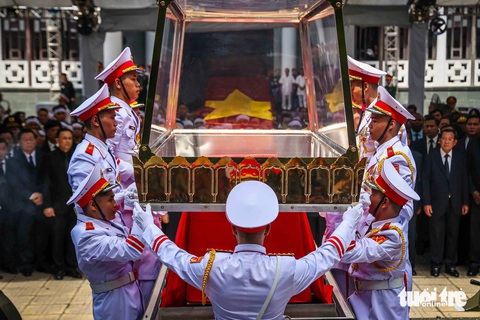 Những khoảnh khắc nghẹn lòng trong lễ Quốc tang Tổng Bí thư Nguyễn Phú Trọng- Ảnh 17. Đội danh dự đưa lồng kính bảo vệ linh cữu Tổng Bí thư Nguyễn Phú Trọng trước khi đoàn linh xa di chuyển đến nghĩa trang Mai Dịch - Ảnh: NGUYỄN KHÁNH