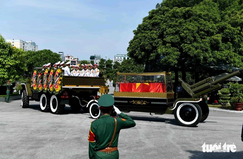 Những khoảnh khắc nghẹn lòng trong lễ Quốc tang Tổng Bí thư Nguyễn Phú Trọng- Ảnh 24. Linh xa của Tổng Bí thư Nguyễn Phú Trọng đến nghĩa trang Mai Dịch. Đúng 15h ngày 26-7, Lễ an táng Tổng Bí thư Nguyễn Phú Trọng được cử hành trọng thể tại nghĩa trang Mai Dịch, Hà Nội - Ảnh: NAM TRẦN