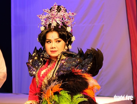 Nghệ sĩ Tú Sương vào vai nữ hoàng trong vở kịch cổ trang Nam nhân kế - Ảnh: LINH ĐOAN Tin tức xem nghe cuối tuần: Đêm công diễn khắc nghiệt của Anh trai vượt ngàn chông gai- Ảnh 2.