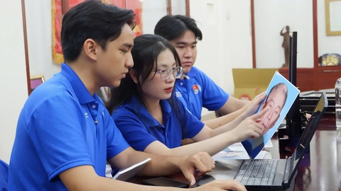 Số hóa bia mộ liệt sĩ - công trình từ tấm lòng tri ân- Ảnh 2. Đội hình chiến sĩ Mùa hè xanh gấp rút hoàn thiện công trình phục hồi di ảnh Mẹ Việt Nam anh hùng và liệt sĩ để kịp tặng các hộ gia đình chính sách, có công dịp 27-7 năm nay - Ảnh: K.ANH