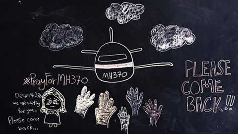 Khoa học giải mã các hiện tượng dị thường - Kỳ cuối: Chuyến bay MH370 và câu hỏi với hồn ma- Ảnh 4. Những lời cầu nguyện hành khách trên chuyến bay MH370 trở về - Ảnh: tư liệu
