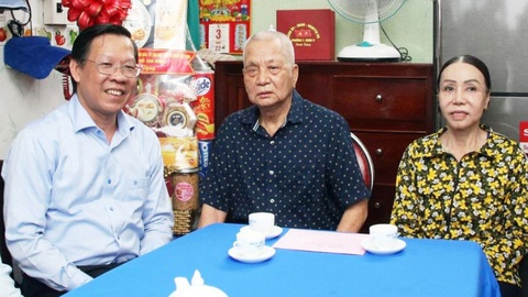 Lãnh đạo TP.HCM thăm các gia đình thương binh, liệt sĩ- Ảnh 1. Chủ tịch UBND TP.HCM Phan Văn Mãi (trái) đến thăm gia đình thương binh Đỗ Trí Huệ - Ảnh: N.T