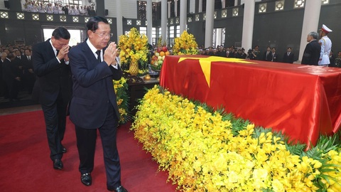 Vĩnh biệt một nhân cách lớn: Kính tiễn Tổng Bí thư Nguyễn Phú Trọng về với đất mẹ- Ảnh 3. Chủ tịch Thượng viện Campuchia Hun Sen đến viếng Tổng Bí thư Nguyễn Phú Trọng - Ảnh: TTXVN