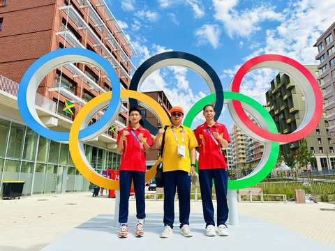 HLV Nguyễn Như Cường (giữa) cùng hai tay đấm Võ Thị Kim Ánh (trái) và Hà Thị Linh tại Olympic 2024 - Ảnh: NVCC Boxing Việt Nam đã xác định đối thủ, hy vọng có trận thắng tại Olympic Paris 2024- Ảnh 1.
