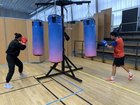 Hà Thị Linh và Võ Thị Kim Ánh đang giữ sự tập trung cao độ trước ngày tranh tài tại Olympic 2024 - Ảnh: NVCC Boxing Việt Nam đã xác định đối thủ, hy vọng có trận thắng tại Olympic Paris 2024- Ảnh 4.