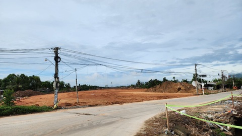 Quảng Ngãi mặt bằng đã giao 100%, giờ đến đường điện làm khó thi công cao tốc- Ảnh 3. Những đường dây điện dân sinh cắt ngang mặt bằng sạch như thế này ảnh hưởng trực tiếp đến tiến độ của các nhà thầu - Ảnh: TRẦN MAI
