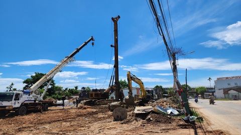 Quảng Ngãi mặt bằng đã giao 100%, giờ đến đường điện làm khó thi công cao tốc- Ảnh 2. Quảng Ngãi mặt bằng đã giao 100%, giờ đến đường điện làm khó thi công cao tốc- Ảnh 2.