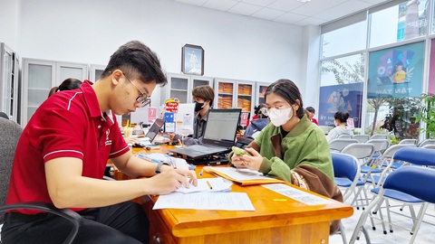 Tuyển sinh năm 2024: Điểm cao vẫn chọn học nghề- Ảnh 1. Nhân viên Trường CĐ Kinh tế TP.HCM tiếp nhận thí sinh đến nộp hồ sơ năm 2024 - Ảnh: TRỌNG NHÂN