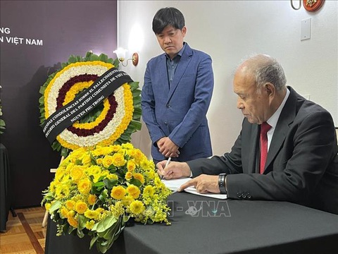 Tổng Bí thư Đảng Lao động Mexico (PT) Alberto Anaya Gutierrez viết sổ tang - Ảnh: TTXVN Thủ tướng Campuchia viếng Tổng Bí thư Nguyễn Phú Trọng tại Đại sứ quán Việt Nam- Ảnh 3.