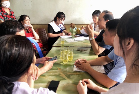 Nghi vấn quán cơm bán đồ ăn có giòi tại Hạ Long- Ảnh 2. Tại thời điểm đoàn liên ngành thành phố Hạ Long kiểm tra, cơ sở không xuất trình được giấy chứng nhận đủ điều kiện an toàn thực phẩm theo quy định - Ảnh: THU HƯỜNG