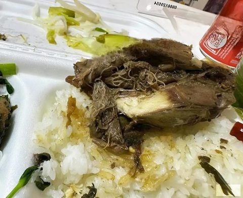 Nghi vấn quán cơm bán đồ ăn có giòi tại Hạ Long- Ảnh 1. Suất ăn tại quán cơm ở Hạ Long, tỉnh Quảng Ninh với đồ ăn được cho là có giòi được chia sẻ trên mạng - Ảnh: Người dân cung cấp