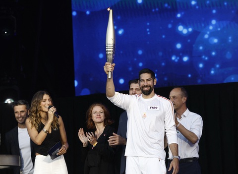 Những điều đặc biệt về lễ khai mạc và Olympic Paris 2024- Ảnh 4. Ngọn đuốc Olympic khi được rước đến Paris - Ảnh: REUTERS