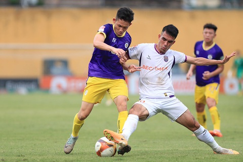 Tham vọng thăng hạng, CLB Bình Phước mua một loạt cầu thủ V-League- Ảnh 2. Hồ Sỹ Giáp (phải) trong màu áo CLB B.Bình Dương ở V-League 2023 - 2024 - Ảnh: PVF
