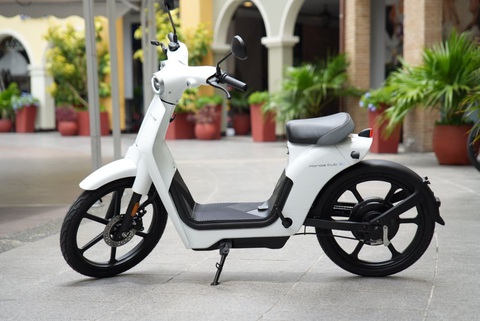 Honda Cub E giá hơn 20 triệu đồng tại Việt Nam: Kết nối smartphone, chạy 65km mỗi lần sạc- Ảnh 3. Honda Cub E có kích thước nhỏ gọn và chỉ ngồi được một người - Ảnh: Top Gear