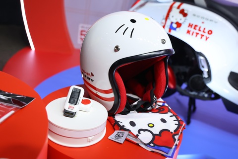 Honda Scoopy thêm bản Hello Kitty hút phái nữ, giá dễ trên 70 triệu nếu về Việt Nam- Ảnh 4. Chiếc xe còn đi kèm các phụ kiện đặc trưng Hello Kitty như bộ chìa khóa remote thông minh đựng trong case dễ thương, mũ bảo hiểm và khăn quàng cổ họa tiết Hello Kitty. Thảm lót sàn màu đỏ nổi bật