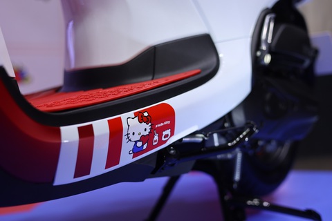 Honda Scoopy thêm bản Hello Kitty hút phái nữ, giá dễ trên 70 triệu nếu về Việt Nam- Ảnh 7. Xe sử dụng chung khung sườn với Genio, Beat, phuộc ống lồng phía trước và lò xo giảm chấn đơn phía sau. Phanh đĩa trước kết hợp phanh tang trống sau, đi kèm công nghệ phanh CBS. Vành 12inch 5 chấu kép đi kèm lốp không săm. Có chế độ dừng chờ Idling Stop System
