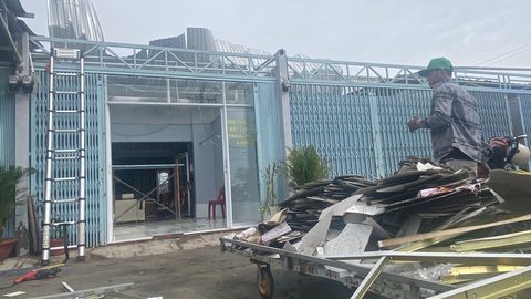 Lốc xoáy làm sập và hư hỏng nhiều căn nhà ở Bạc Liêu- Ảnh 1. Nhiều căn nhà bị tốc mái sau cơn mưa kèm lốc xoáy sáng 26-7 - Ảnh: TIẾN LUẬN