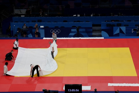 Sự cố ở Olympic Paris 2024: Phải thay mới sàn đấu judo xuyên đêm- Ảnh 1. Sự cố ở Olympic Paris 2024: Phải thay mới sàn đấu judo xuyên đêm- Ảnh 1.