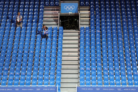 Sự cố ở Olympic Paris 2024: Phải thay mới sàn đấu judo xuyên đêm- Ảnh 3. Cung đấu Champ-de-Mars ở thủ đô Paris có hơn 8.000 chỗ ngồi - Ảnh: REUTERS