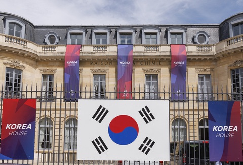 Hàn Quốc mở Korea House lớn nhất quảng bá văn hóa, du lịch dịp Olympic 2024- Ảnh 1. Korea House đã chính thức khai trương tại trung tâm hội nghị quốc tế Maison de la Chimie ở thủ đô Paris (Pháp) - Ảnh: YONHAP