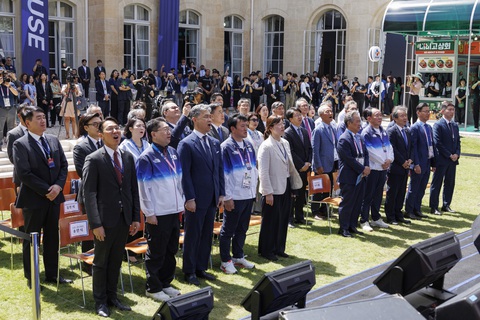 Hàn Quốc mở Korea House lớn nhất quảng bá văn hóa, du lịch dịp Olympic 2024- Ảnh 3. Các khách mời tại lễ khai trương Korea House ở trung tâm hội nghị quốc tế Maison de la Chimie ở thủ đô Paris (Pháp) - Ảnh: YONHAP